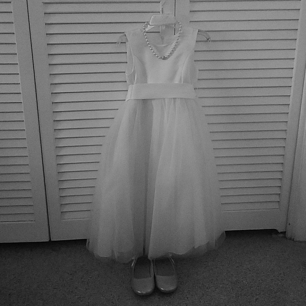 White flower girl dress with tulle skirt